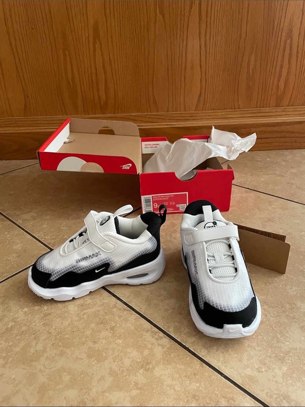 Nike size 9 Air Max Nova